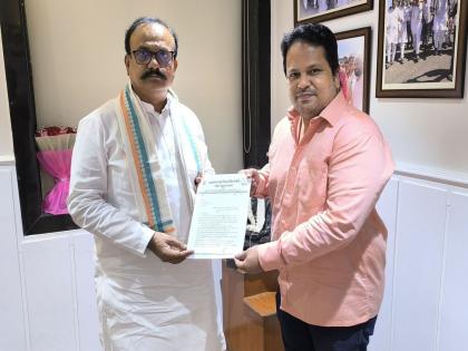 Ulhasnagar Congress District President meets State President in wake of municipal elections | पालिका निवडणुकीच्या पार्श्वभूमीवर उल्हासनगर काँग्रेस जिल्हाध्यक्षांनी घेतली प्रदेशाध्यक्षांची भेट Ulhasnagar Congress District President meets State President in wake of municipal elections | पालिका निवडणुकीच्या पार्श्वभूमीवर उल्हासनगर काँग्रेस जिल्हाध्यक्षांनी घेतली प्रदेशाध्यक्षांची भेट
