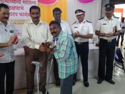 distribution of materials to the disabled by ulhasnagar municipal corporation | उल्हासनगर महापालिकेकडून दिव्यांगांना साहित्याचे वाटप 