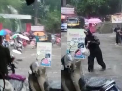 Students of Ulhasnagar travel through flood waters with their lives in hand | उल्हासनगरच्या विद्यार्थांचा जीव मुठीत घेऊन पुराच्या पाण्यातून प्रवास