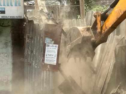 demolition action on illegal construction in ulhasnagar | उल्हासनगरातील अवैध बांधकामावर पाडकाम कारवाई