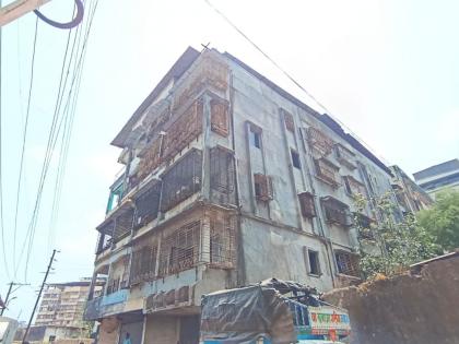 hammer on the dangerous building in ulhasnagar will demolish 50 dangerous buildings | अखेर... उल्हासनगरातील अतीधोकादायक इमारतीवर हातोडा, ५० धोकादायक इमारती खाली करणार 