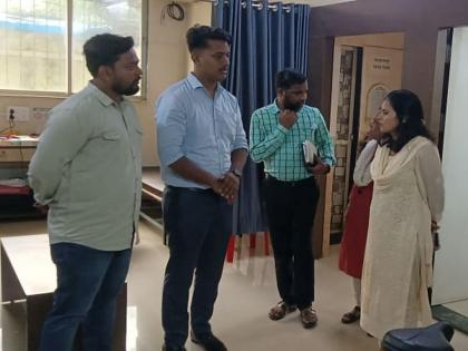 Ulhasnagar Municipal Corporation inspects the Library by the Commissioner | उल्हासनगर महापालिका अभ्यासिकेची आयुक्ताकडून पाहणी Ulhasnagar Municipal Corporation inspects the Library by the Commissioner | उल्हासनगर महापालिका अभ्यासिकेची आयुक्ताकडून पाहणी