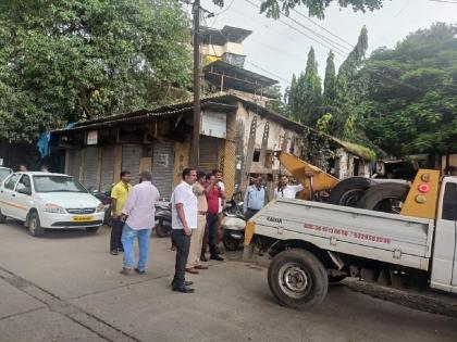 Ulhasnagar Municipal Corporation took action against the cars on the road and imposed a fine of 20 thousand | उल्हासनगर महापालिकेची रस्त्यावरील गाड्यांवर कारवाई, २० हजाराचा दंड, साहित्य जप्त