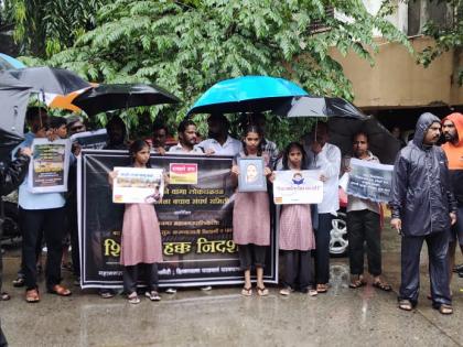 ulhasnagar municipal school children are protesting in the rain, when will the school building be built question of children | उल्हासनगर महापालिका शाळेतील मुलांचे भर पावसात आंदोलन, शाळेची इमारत बांधणार कधी? मुलांचा प्रश्न