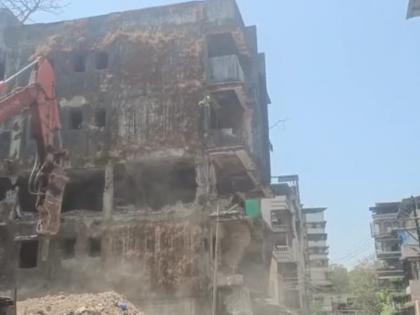 dangerous building collapses in ulhasnagar jcb machine takes action | उल्हासनगरात धोकादायक इमारत पत्यासारखी कोसळली, जेसीबी मशीनने कारवाई