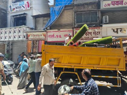 Action taken by Ulhasnagar Municipal Corporation against encroachers on sidewalks and roads | उल्हासनगर महापालिकेची पदपथ व रस्त्यावरील अतिक्रमण करणाऱ्यावर कारवाई