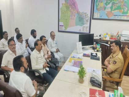 'Branch war' begins in Ulhasnagar; Shinde group in trouble due to Thackeray group's complaint | उल्हासनगरमध्ये 'शाखा वॉर' सुरू; कार्यालयावरील बॅनर्स फाडणाऱ्या गुन्हा दाखल करण्याची ठाकरे गटाची मागणी 'Branch war' begins in Ulhasnagar; Shinde group in trouble due to Thackeray group's complaint | उल्हासनगरमध्ये 'शाखा वॉर' सुरू; कार्यालयावरील बॅनर्स फाडणाऱ्या गुन्हा दाखल करण्याची ठाकरे गटाची मागणी