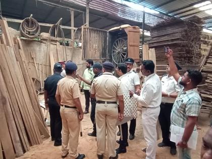 unlicensed wooden vakhar in ulhasnagar action by issuing notice from the municipal corporation | उल्हासनगरातील लाकडी वखारी परवाना विना; महापालिकेकडून नोटिसा देऊन दंडात्मक कारवाई