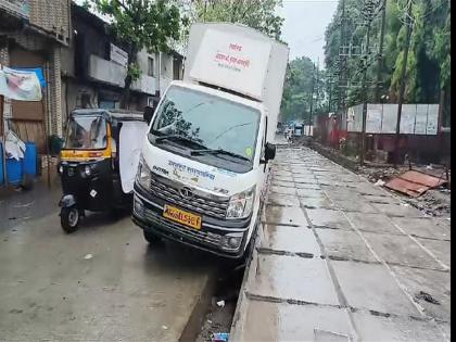 Ulhasnagar Municipality Swargaratha car got stuck in the road dividers | उल्हासनगर महापालिका स्वर्गरथाची गाडी रस्त्याच्या डिव्हायडर्समध्ये फसली