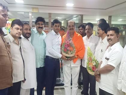 Shiv Sena MP Shrikant Shinde felicitates BJP MLA Kumar Iilani | शिवसेना खासदार श्रीकांत शिंदेंकडून भाजप आमदार कुमार आयलानींचा सत्कार