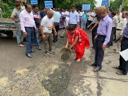 Finally, the potholes were filled by the citizens themselves, an initiative of the Senior Citizens Forum | अखेर नागरिकांनीच बुजवले रस्त्यावरचे खड्डे, सिनिअर सिटीझन्स फोरमचा पुढाकार