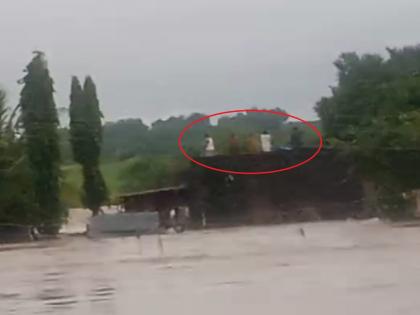 Dharashiv: Six people were trapped on the roof in the flood of Ulka River, rescued by NDRF! | Dharashiv: उल्का नदीच्या पुरात सहा जण छतावर अडकले, एनडीआरएफने वेळीच वाचवले! Dharashiv: Six people were trapped on the roof in the flood of Ulka River, rescued by NDRF! | Dharashiv: उल्का नदीच्या पुरात सहा जण छतावर अडकले, एनडीआरएफने वेळीच वाचवले!