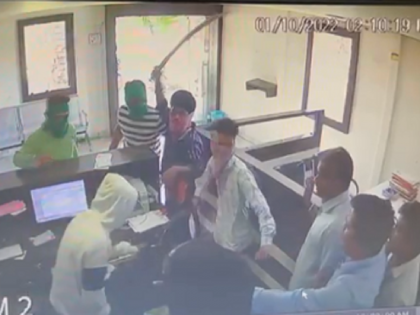 Thrilling! An armed robbery at a credit institution in broad daylight at Umari, citizens chased and caught a robber | भरदिवसा पतसंस्थेत सशस्त्र दरोडा; पाठलाग करत नागरिकांनी एकास पकडले, दिला बेदम चोप