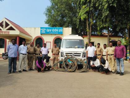 gang that stole copper wire with an ax arrested 15 lakhs worth of goods seized | कुऱ्हाडीच्या धाकाने काॅपर वायर चोरणारी टोळी अटकेत; १५ लाखांचा मुद्देमाल हस्तगत