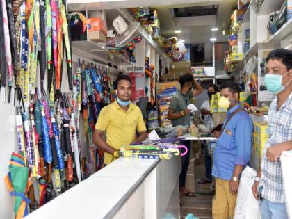 Along with the rain, various colored umbrellas and raincoats have also arrived in the market | पावसासोबतच विविध रंगी छत्र्या, रेनकोटचेही बाजारात आगमन 