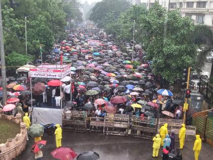 Massive march against torrent power in Bhiwandi; Hundreds of citizens on the streets in heavy rain | भिवंडीत टोरंट पावर विरोधात भव्य मोर्चा; भर पावसात शेकडो नागरिक रस्त्यावर