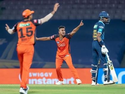 ipl 2022 sunrisers hyderabad umran malik pace speed bowling impress michael vaughan bcci | Umran Malik, IPL 2022: 'टीम इंडिया'ला नावं ठेवणारा इंग्लंडचा क्रिकेटर भारताच्या नव्या गोलंदाजावर फिदा