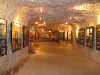 Worlds strangest town in Australia Coober Pedy, Where people lives underground | 'या' गावातील सगळे लोक राहतात जमिनीखाली, घरं बघाल तर व्हाल अवाक्