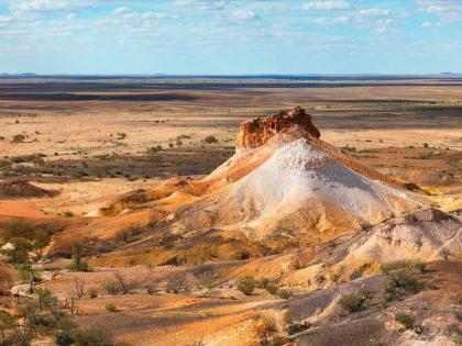 Worlds strangest town Australia coober pedy where people lives underground | कमाल! 'या' गावातील सगळे लोक राहतात जमिनीखाली, घरं बघाल तर व्हाल अवाक्...