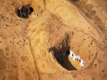 Interesting Facts : People have lived for centuries in Tunisia underground houses | आजही इथे लोक राहतात जमिनीखाली बनलेल्या घरात, 100 वर्ष जुन्या घरांमध्ये आहे सगळ्या सुविधा