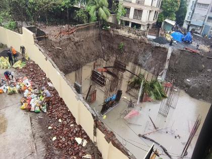 A large pit for the construction of a building A neighboring building is in danger | इमारतीच्या बांधकामासाठी भला मोठा खड्डा; शेजारच्या इमारतीला निर्माण झाला धोका