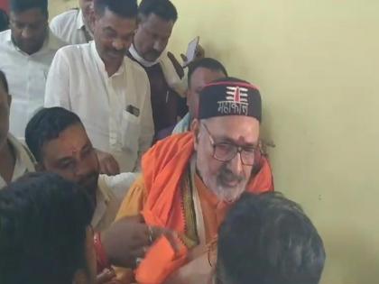 Union Minister Giriraj Singh was attacked at Begusarai in Bihar | बिहारमध्ये केंद्रीय मंत्री गिरिराज सिंह यांच्यावर हल्ला; सुरक्षा कर्मचाऱ्यांनी वाचवलं, म्हणाले...