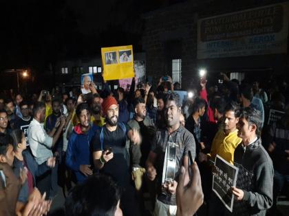 Pune University students protest against sticks attack on Jamia University students | जामिया विद्यापीठाच्या विद्यार्थ्यांवरील लाठी हल्ल्याचा पुणे विद्यापीठातील विद्यार्थ्यांकडून निषेध