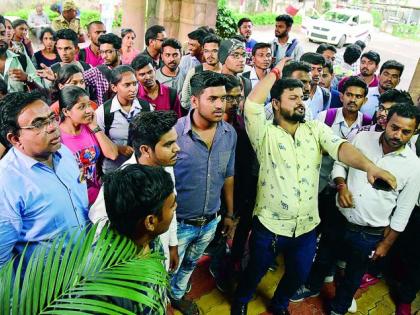 'NSUI', 'ABVIP' together on the issue of revaluation : Agitation in University area | फेरमूल्यांकनावरून ‘एनएसयूआय’, ‘अभाविप’ एकत्र : विद्यापीठ परिसरात आंदोलन