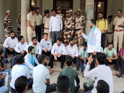 SPPU: 'No cockroaches, worms give us food' Students aggressive, protest in front of main building | SPPU: 'झुरळ, अळी नको आम्हाला जेवण द्या'  विद्यार्थी आक्रमक, मुख्य इमारतीसमोर आंदोलन