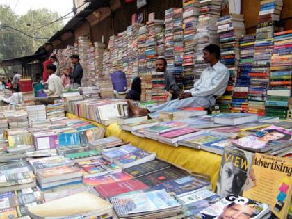 Old booksellers in crisis in Nagpur | 'त्यांच्या' तर आयुष्याच्या पुस्तकाचे कव्हर फाटले!