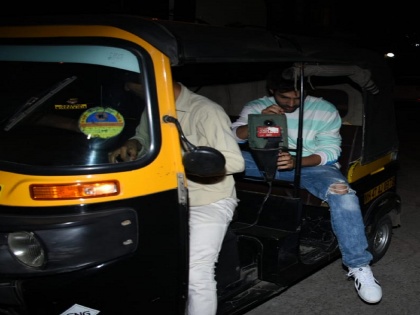 kartik aryaan travel in local auto rickshaw | कोट्यवधींची कमाई करणारा हा अभिनेता आजही फिरतो रिक्षातून, हा घ्या पुरावा