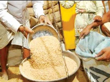 Coronavirus: ... and Grandma got the right grain; Types of Dahisar ration shop | Coronavirus:...आणि आजींना हक्काचे धान्य मिळाले; दहिसर शिधावाटप दुकानातील प्रकार