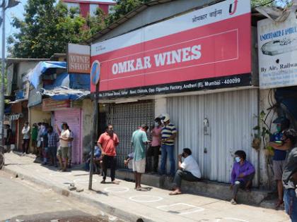 Coronavirus: queues of alcoholics since morning; The confusion was lingering until noon as the order did not come | Coronavirus: मद्यपींच्या रांगा सकाळपासूनच; आदेश न आल्याने संभ्रम दुपारपर्यंत होती धाकधूक