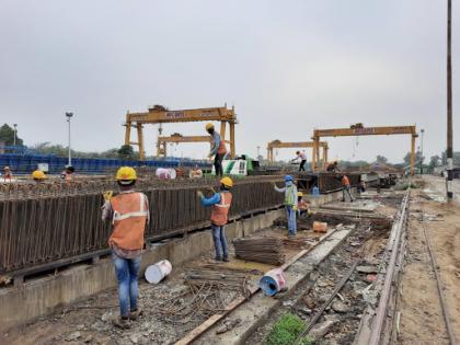 546 Metro workers return to village; 4 lakh 81 thousand laborers reached in Mumbai | गावाकडे गेलेल्या मेट्रोच्या ५४६ कामगारांची अखेर घरवापसी; ४ लाख ८१ हजार मजूर मुंबईत दाखल