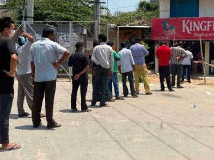 Lockdown News: Queues in front of liquor shops in Raigad district; Sanitizer spray on customer's hands | Lockdown News: रायगड जिल्ह्यात दारूच्या दुकानांसमोर रांगा; ग्राहकांच्या हातावर सॅनिटायझरचे स्प्रे