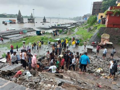 Tashree on the inferior construction of Chandrabhaga Ghat; Notice should be issued to the contractor and officer | चंद्रभागा घाटाच्या निकृष्ट बांधकामावर ताशेरे; ठेकेदार अन् अधिकाऱ्याला नोटीस बजावा