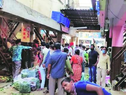 Coronavirus: On Thanekar road for fear of lockdown; The rush of customers to buy | Coronavirus: लॉकडाऊनच्या भीतीने ठाणेकर रस्त्यावर; खरेदीसाठी ग्राहकांची उडाली झुंबड