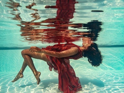 Sacred games actress kubbra sait kisses herself underwater | Sacred Gamesमध्ये नवाजुद्दीन सिद्दीकीसोबत इंटिमेट सीन देणाऱ्या कुब्रा सैतचं अंडवॉटर फोटोशूट