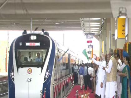 Prime Minister Narendra Modi flagged off the Vande Bharat train in Gujarat today | देशाला मिळाली तिसरी वंदे भारत सुपरफास्ट एक्स्प्रेस; पीएम मोदींनी दाखवला हिरवा झेंडा