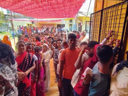 In Gadchiroli, huge enthusiasm among women including new voters, long queues at the polling booths: pavilions for shade and cold water | गडचिराेली शहरात नवमतदारांसह महिलांमध्ये प्रचंड उत्साह केंद्रांवर भरदुपारी रांगा : सावलीसाठी मंडप अन् थंड पाण्याची व्यवस्था