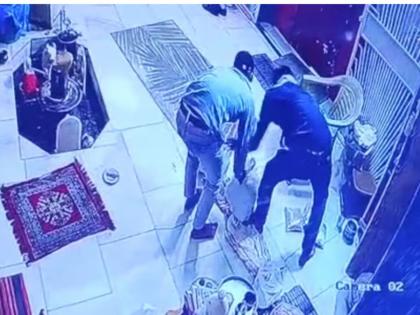 delhi thieves who came from car took away god crown donation box incident captured in cctv | अरे देवा! 'ते' कारमधून मंदिरात आले अन् देवाचा मुकूट चोरला, दानपेटीवरही मारला डल्ला