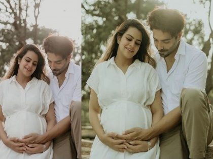 aparshakti khurana and aakriti ahuja share pictures from maternity photoshoot | अपारशक्ती खुराणा व आकृतीचे मॅटर्निटी फोटोशूट, लवकरच होणार आईबाबा