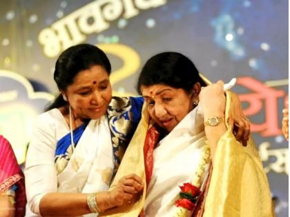 lata mangeshkar death anupam kher meets asha bhosle shares photo | आता उरल्या आठवणी...! दीदींच्या निधनानंतर अनुपम खेर यांच्याकडून आशा भोसलेंचं सांत्वन, शेअर केला फोटो