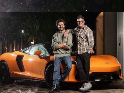 Bhool Bhulaiyaa 2 producer Bhushan Kumar Gifts Kartik Aaryan Indias First Gt Car Mclaren Worth Crores | Kartik Aaryan : कार्तिक आर्यन की तो निकल पडी..., ‘भुल भुलैय्या 2’च्या निर्मात्याने गिफ्ट केली इतक्या कोटींची कार