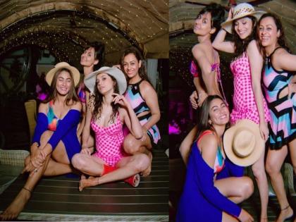ankita lokhande sizzling photos from pool party on new year with friends | न्यू ईअर पार्टीत अंकिता लोखंडे झाली भलतीच बोल्ड, गर्लगँगसोबतधम्माल सेलिब्रेशन