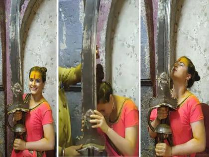 marathi actress Prajakta Gaikwad at jejuri once again lifts 42 kg lord khandoba khanda talwar | VIDEO :  हे करायला प्रामाणिक भक्ती लागते ताई...!  प्राजक्ताने पुन्हा उचलली 42 किलोंची खंडा तलवार