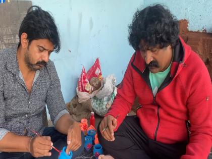 actor pravin tarde shares a video helping mulshi pattern movie fame pitya bhai goes viral |  ‘मुळशी पॅटर्न’चा पिट्या भाई रंगवतोय मडकी, बोळकी; मदतीला पोहोचले प्रवीण तरडे