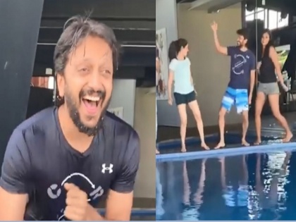ritesh deshmukh dance with friends and wife genelia dsouza on the pool side video | रितेश देशमुख व जेनेलियाची पूल पार्टीत ‘टोटल धमाल’, ‘पैसा ये पैसा...’ म्हणत केला झिंगाट डान्स