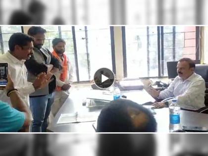 Pune Video RTO officer Ajit Shinde was trolled by auto drivers Saying he is telling lies | Video: 'फेकू अधिकारी' म्हणत RTO अजित शिंदेंना रिक्षा चालकांकडून साष्टांग दंडवत