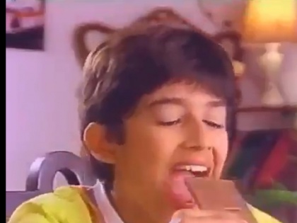 aftab shivdasani viral ad actor get emotional-ram |  हा चिमुकला आहे बॉलिवूडचा प्रसिद्ध अभिनेता, बालपणीचा व्हिडीओ पाहून झाला भावूक
